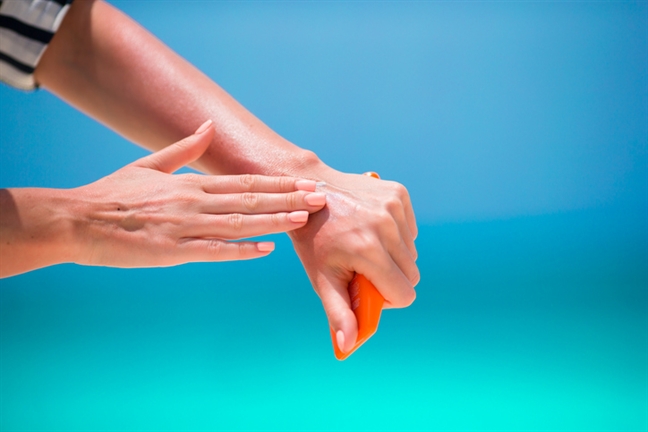 chống nhăn da tay