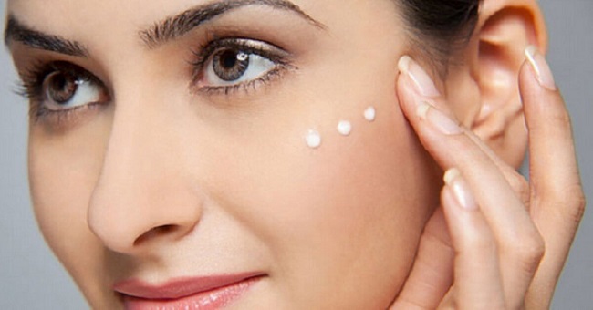 thoa kem chống nhăn mắt