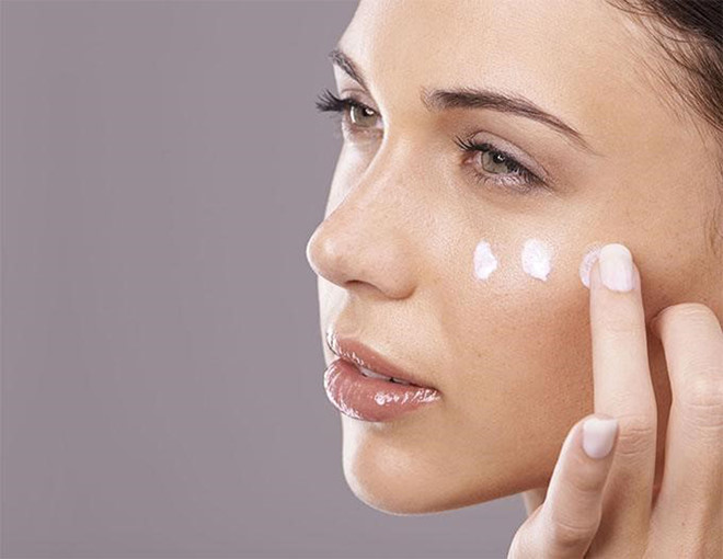 thoa kem dưỡng da mắt